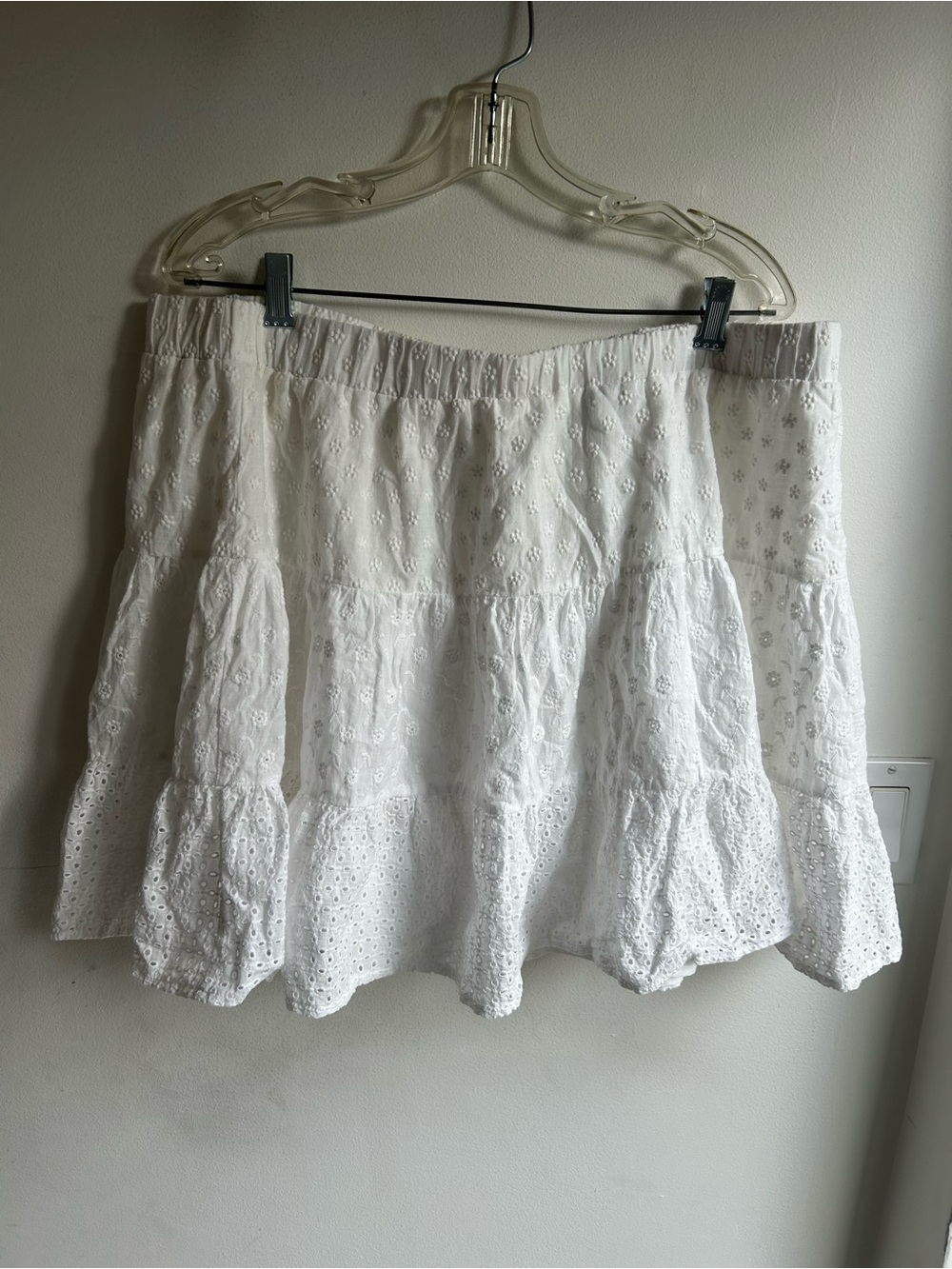 Cider white eyelet mini skirt. 100% cotton. Size 3xL. Great condition!